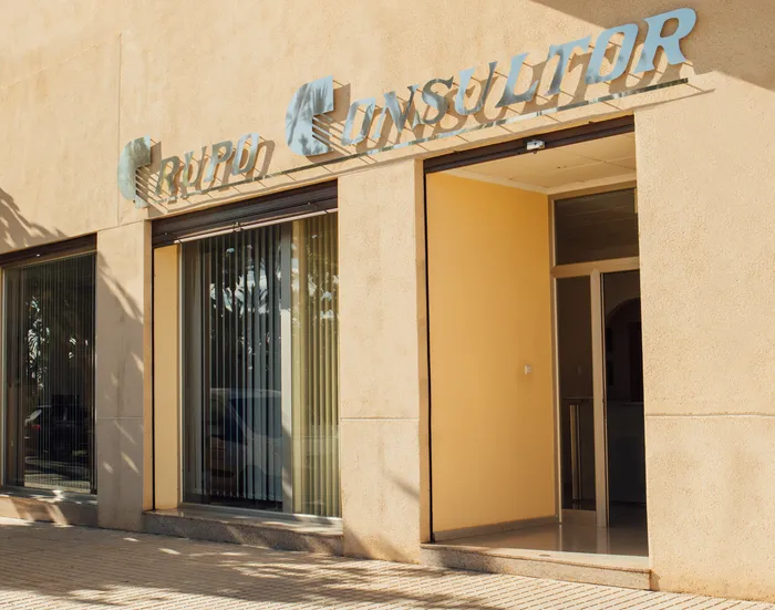 Fachada de las oficinas de GCT1 Grupo Consultor en Elche, Alicante